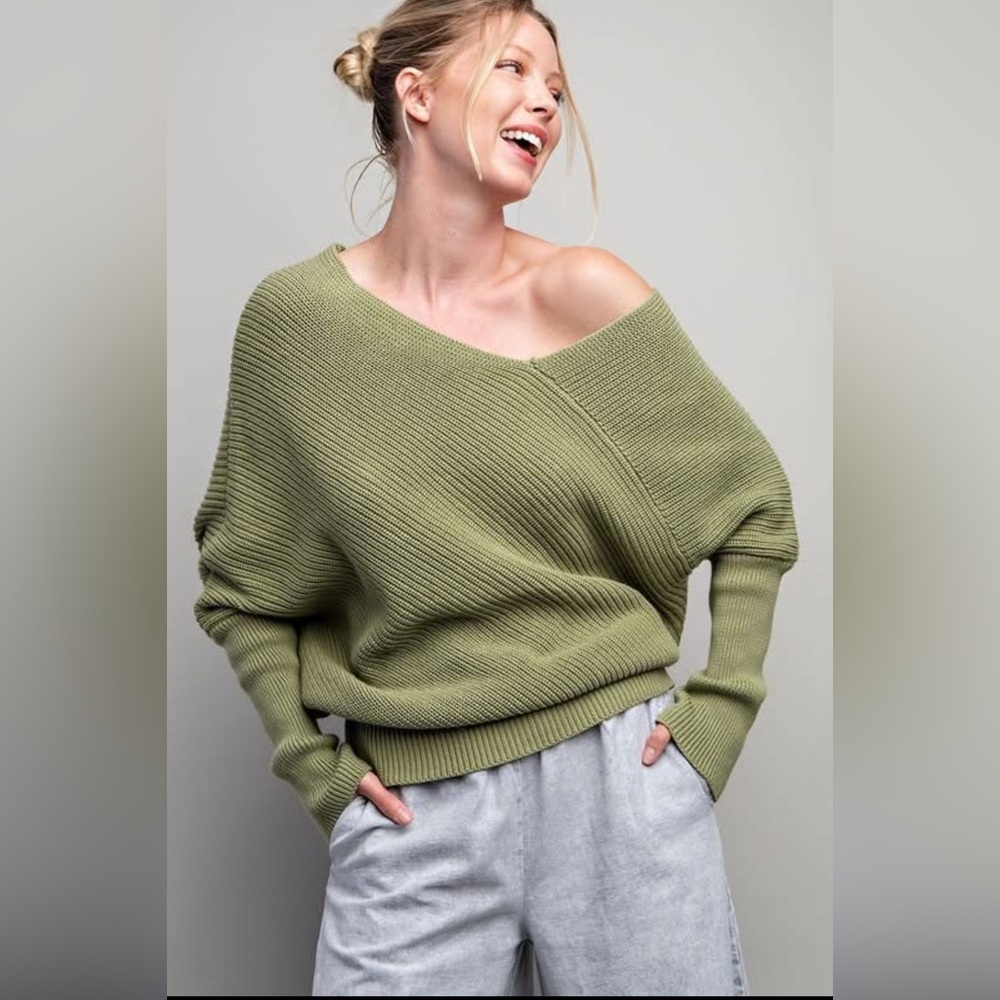 LIKE NEW Eesome Off-the-Shoulder Sweater